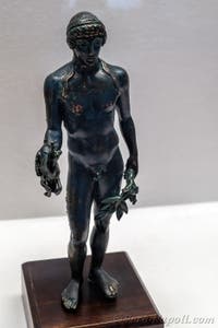 Apollo in piedi con un cervo e un ramo di alloro, Pompei, Museo Archeologico di Napoli, Italia