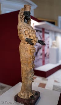 Artemide di Efeso, Collezione Farnese, Museo Archeologico di Napoli, Italia