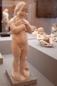 Bambino che accarezza una colomba, zona del Vesuvio, Museo Archeologico di Napoli, Italia