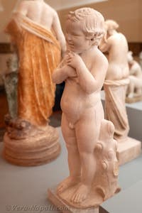 Bambino che accarezza una colomba, zona del Vesuvio, Museo Archeologico di Napoli, Italia