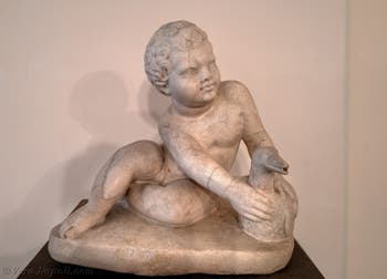 Enfant assis tenant une oie, Pompéi, musée archéologique de Naples en Italie