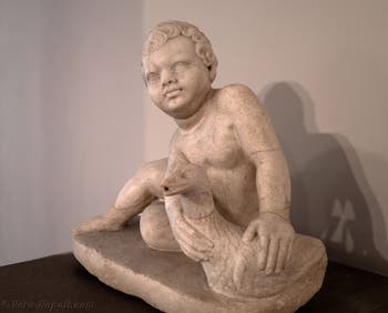 Bambino seduto con in mano un'oca, Museo Archeologico di Napoli, Italia