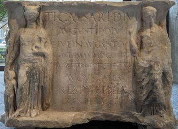 Piedistallo di Tiberio con le città di Sardi e Magnesia  in Asia Minore, Museo Archeologico di Napoli in Italia
