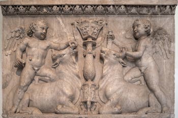 Due amorini che sacrificano dei tori, Collezione Farnese, Museo Archeologico di Napoli, Italia