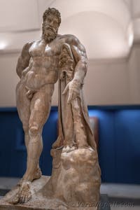 Ercole in riposo, Collezione Farnese, Museo Archeologico di Napoli, Italia