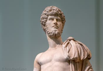 Statua di Asclepio, Collezione Farnese, Museo Archeologico di Napoli, Italia