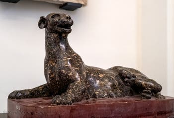 Pantera sdraiata mentre allatta, Museo Archeologico di Napoli, Italia