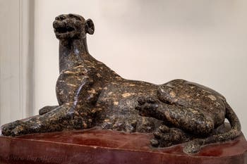 Pantera sdraiata mentre allatta, Museo Archeologico di Napoli, Italia