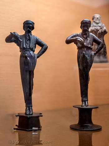 Priapo che versa un liquido afrodisiaco sul proprio sesso, Ercolano, Gabinetto erotico, Museo Archeologico di Napoli