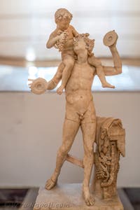 Satiro che porta sulle spalle Dioniso bambino, Collezione Farnese, Museo Archeologico di Napoli, Italia