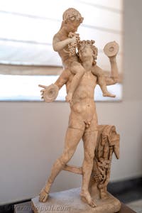 Satiro che porta sulle spalle Dioniso bambino, Collezione Farnese, Museo Archeologico di Napoli, Italia