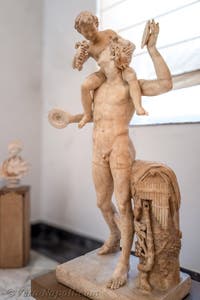 Satiro che porta sulle spalle Dioniso bambino, Collezione Farnese, Museo Archeologico di Napoli, Italia