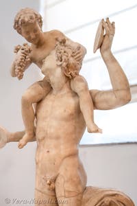 Satiro che porta sulle spalle Dioniso bambino, Collezione Farnese, Museo Archeologico di Napoli, Italia