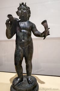 Piccolo Satiro con un otre e un corno da bere, Villa dei Papiri, Ercolano, Museo Archeologico di Napoli, Italia