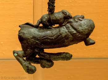 Tintinnabulum, fallo cavalcato da un topo e una tartaruga, Pompei, Gabinetto erotico, Museo Archeologico di Napoli