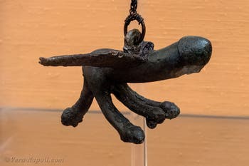 Tintinnabulum, fallo di uccello quadrupede, Ercolano, Gabinetto erotico, Museo Archeologico di Napoli