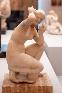 Venere Anadiomene accovacciata mentre si pettina, Casa del Triclino, Pompei, Museo Archeologico di Napoli, Italia