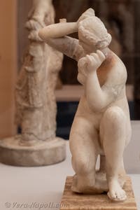 Venere Anadiomene accovacciata mentre si pettina, Casa del Triclino, Pompei, Museo Archeologico di Napoli, Italia