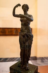 Afrodite al bagno assistita dalle ninfe, decorazione di una fontana in un giardino della zona del Vesuvio, Museo Archeologico di Napoli, Italia