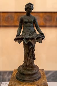 Ninfa che assiste Afrodite durante il bagno, decorazione di una fontana in un giardino della zona del Vesuvio, Museo Archeologico di Napoli, Italia