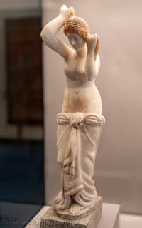 Venere anadyomene che si asciuga i capelli, Casa del Camillo, Pompei, Museo Archeologico di Napoli, Italia