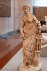 Venere seminuda appoggiata a una colonna con un idolo, Casa di Epidio Rufo, Pompei, Museo Archeologico di Napoli, Italia
