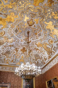 La camera della regina nel Palazzo Reale di Napoli, in Italia