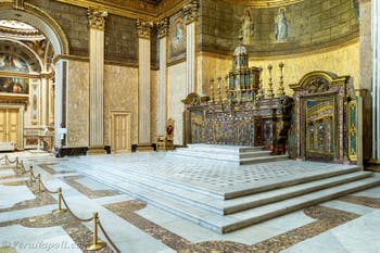 L'altare della Cappella Palatina nel Palazzo Reale di Napoli, in Italia