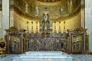 L'altare della Cappella Palatina nel Palazzo Reale di Napoli, in Italia