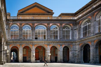 Il cortile interno del Palazzo Reale di Napoli in Italia