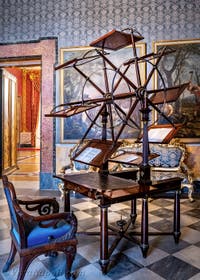 Il leggio girevole della sala del fondo del Palazzo Reale di Napoli