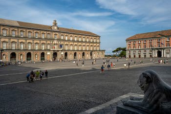 Piazza del Plebiscito e il Palazzo Reale a Napoli, in Italia