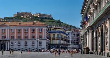 Piazza del Plebiscito e il Palazzo Reale a Napoli, in Italia