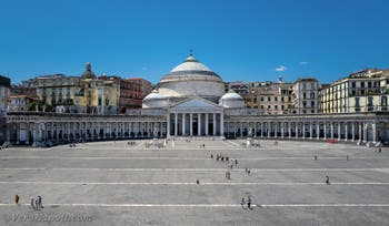 Piazza del Plebiscito a Napoli, in Italia