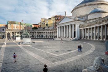 Piazza del Plebiscito a Napoli, in Italia