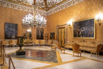 Il primo salone della regina nel Palazzo Reale di Napoli, in Italia