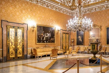 Il primo salone della regina nel Palazzo Reale di Napoli, in Italia