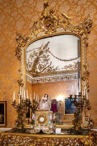 Il primo salone della regina nel Palazzo Reale di Napoli, in Italia