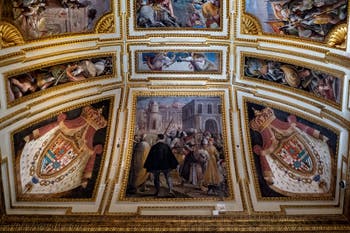 La Sala degli Ambasciatori del Palazzo Reale di Napoli in Italia e gli affreschi di Belisario Corenzio