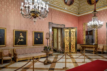 La Sala dei Fiamminghi del Palazzo Reale di Napoli