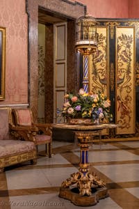 Tavolino con voliera, mazzo di fiori e vedute di San Pietroburgo, Sala dei Fiamminghi del Palazzo Reale di Napoli
