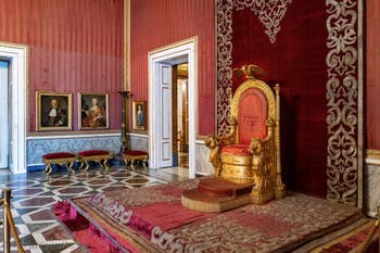 La Sala del Trono del Palazzo Reale di Napoli, in Italia