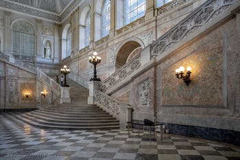La scalinata d'onore del Palazzo Reale di Napoli, in Italia