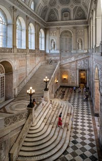 La scalinata d'onore del Palazzo Reale di Napoli, in Italia