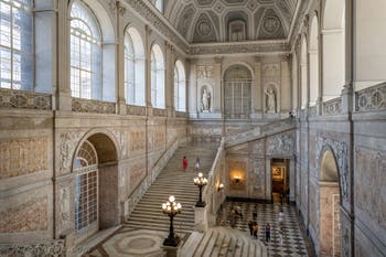 La scalinata d'onore del Palazzo Reale di Napoli, in Italia