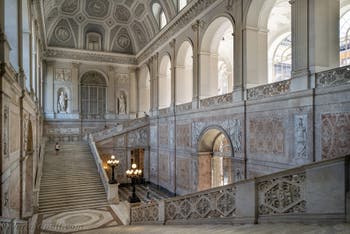 La scalinata d'onore del Palazzo Reale di Napoli, in Italia