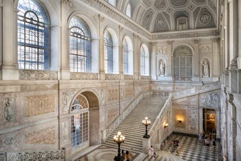 La scalinata d'onore del Palazzo Reale di Napoli, in Italia