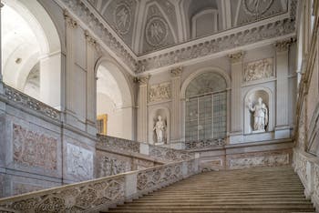 La scalinata d'onore del Palazzo Reale di Napoli, in Italia