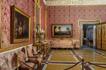 Il secondo salone della regina nel Palazzo Reale di Napoli, in Italia