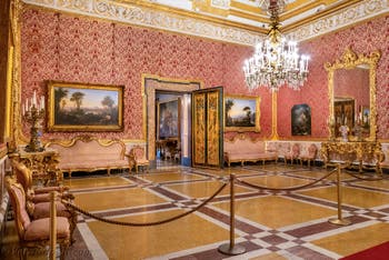 Il secondo salone della regina nel Palazzo Reale di Napoli, in Italia